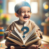 Vrolijke peuter in traditionele kleding met een boek voor Kinderboek Mystery Aankoop